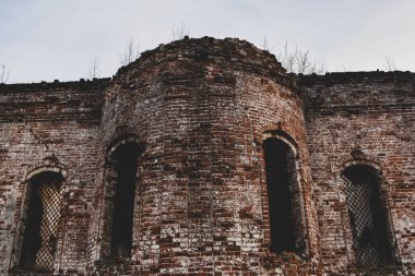 Terk edilmiş eski bir kilise.