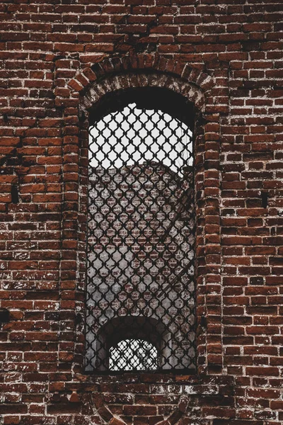 Старая Кирпичная Стена Окном — стоковое фото