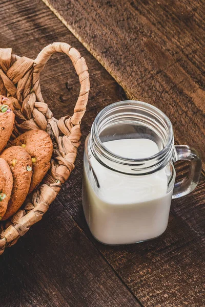 Galletas Caseras Leche Sobre Mesa — Foto de Stock