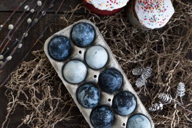 Paskalya için mermer yumurta ve Paskalya pastalarıyla söğüt ağacı.