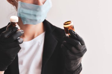 Bir kadın virüs için ilaç tutuyor.