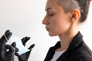 Kız tıbbi bir maske takıyor.