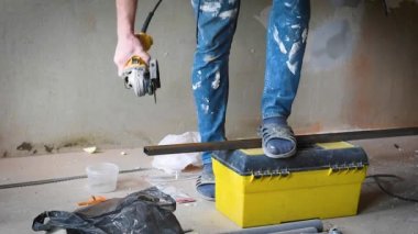 Usta bir açı öğütücüyle çalışıyor.