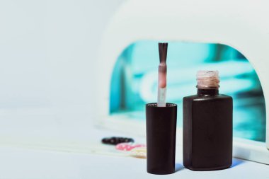 Ultraviyole lambanın arka planında oje var.