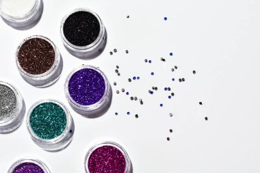 Çivi süslemek için renkli pullar