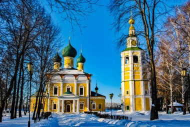 Eski kilise bir kış sabahı