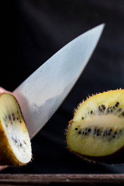 Aşçı kiviyi ikiye böler.