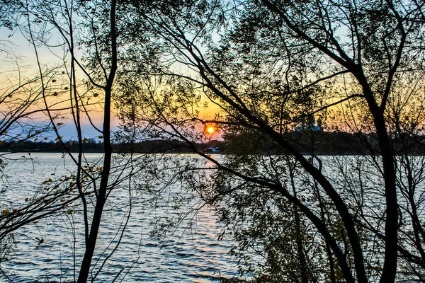 Höstens Solnedgång Över Floden — Stockfoto