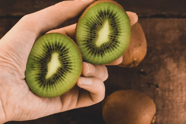 Tranches Kiwi Juteuses Dans Votre Main — Photo