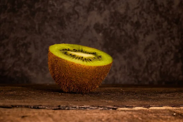 Eine Halbe Kiwi Auf Dem Tisch — Stockfoto