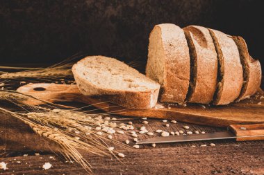 Dilimlenmiş taze ekmek ve buğday dikenleri