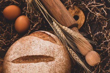  çiftlikte taze ekmek var.