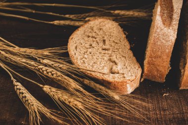 Dilimlenmiş taze ekmek ve buğday dikenleri