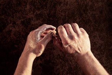 Bir adam ellerini sabunla yıkar.