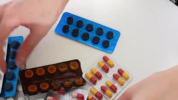 Het Meisje Zoek Naar Pillen — Stockvideo