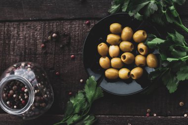 Masada zeytin, biber ve maydanoz var.