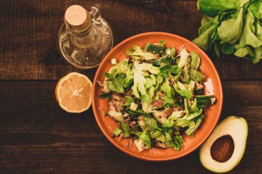 Limon suyu ve zeytinyağlı avokado salatası.