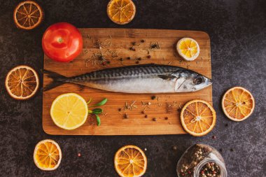 Kesme tahtasında terbiye edilmiş taze balık