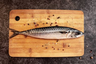  Kesme tahtasındaki taze balık