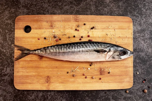  Kesme tahtasındaki taze balık