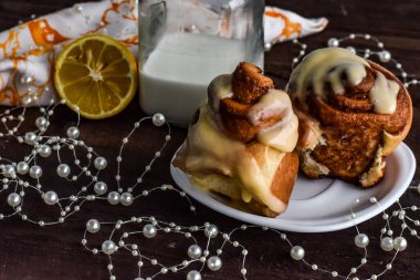  Masada taze ev yapımı kekler var.