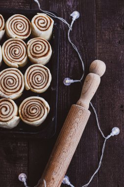  Tarçınlı rulo ekmek.