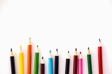 Beyaz arkaplanda renkli kalemler