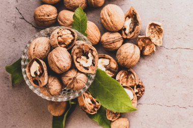 Masada bir tabak ceviz var.