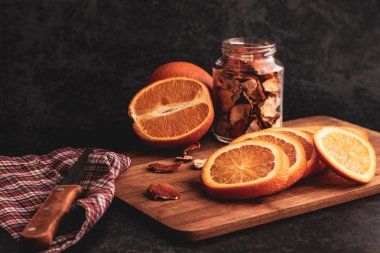  Kesme tahtasında dilimlenmiş portakal.