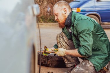 Otomobil tamircisi araba tamir eder