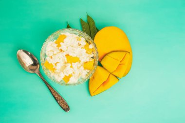 Sağlıklı mango ve süzme peynir yemek için kahvaltı.