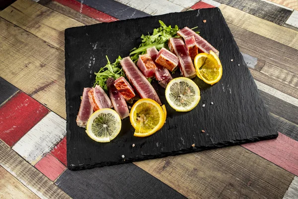 Kızarmış ton balığı, pembe tuz ve roket salatası.