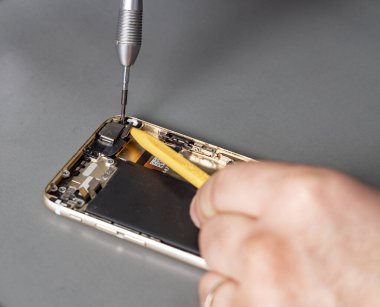akıllı telefon tamiri bir çalışma masasında