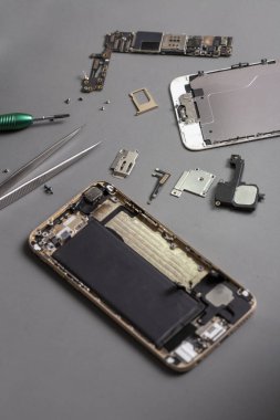 akıllı telefon tamiri bir çalışma masasında