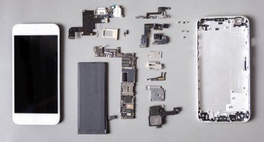 akıllı telefon tamiri bir çalışma masasında