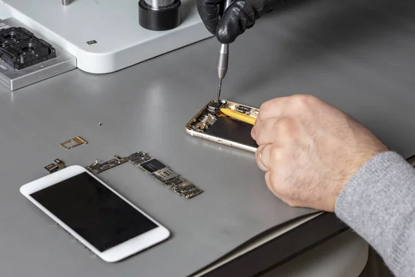 akıllı telefon tamiri bir çalışma masasında