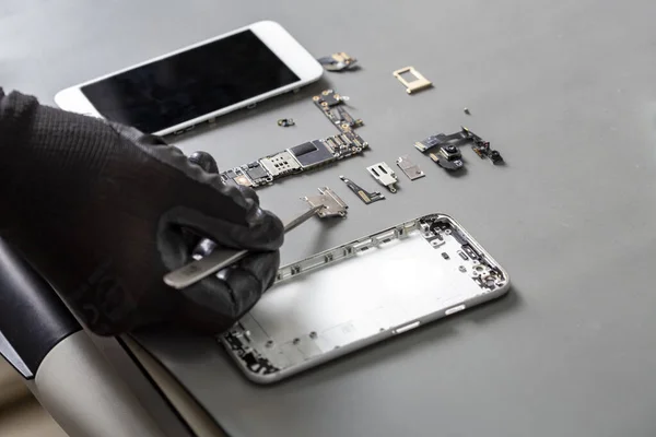 akıllı telefon tamiri bir çalışma masasında