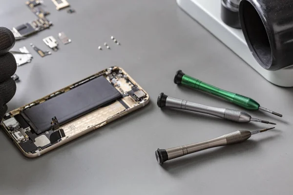akıllı telefon tamiri bir çalışma masasında