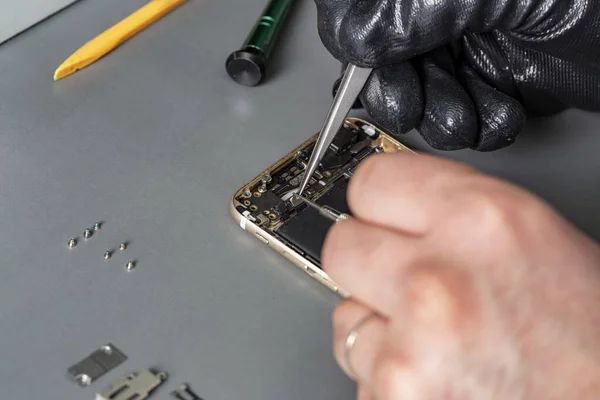 akıllı telefon tamiri bir çalışma masasında