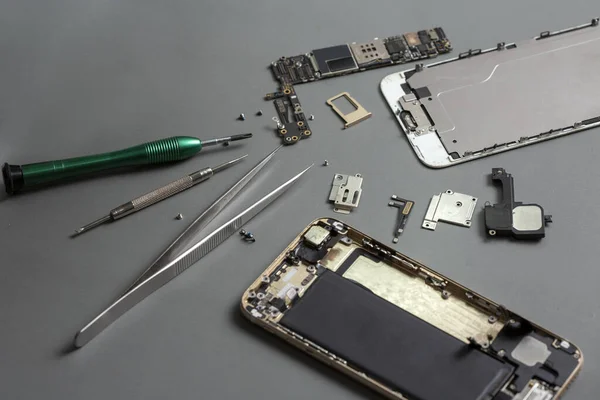 akıllı telefon tamiri bir çalışma masasında