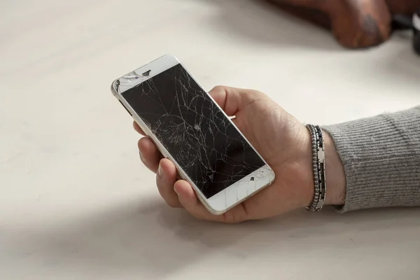 Teléfono Inteligente Roto Mano Del Joven — Foto de Stock