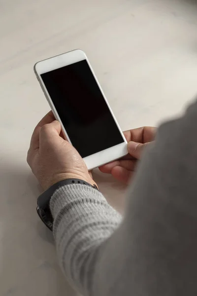 Mockup akıllı telefonu genç bir çocuğun ellerinde.
