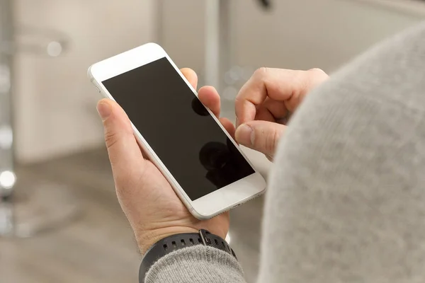 Mockup akıllı telefonu genç bir çocuğun ellerinde.