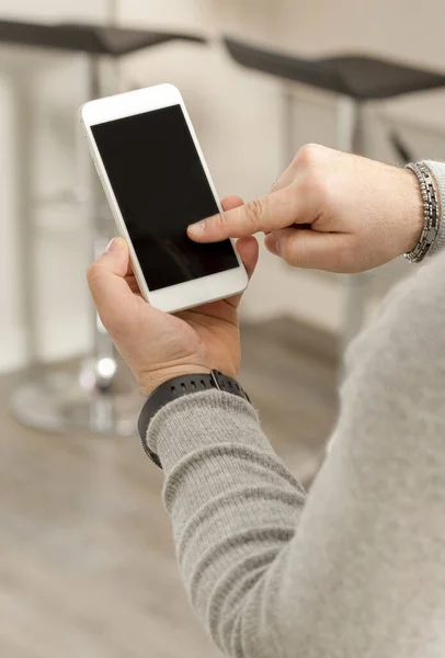 Mockup akıllı telefonu genç bir çocuğun ellerinde.