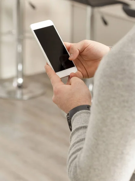 Mockup akıllı telefonu genç bir çocuğun ellerinde.