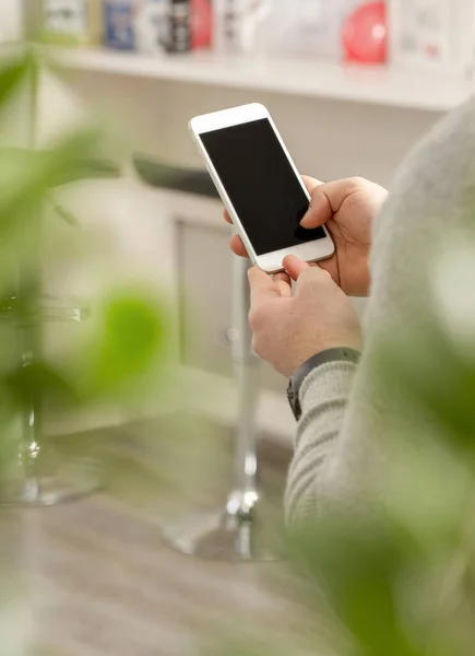 Mockup akıllı telefonu genç bir çocuğun ellerinde.
