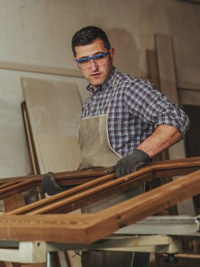 Marangoz ahşap işçiliği aletleriyle çalışıyor.