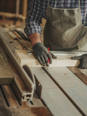 Marangoz ahşap işçiliği aletleriyle çalışıyor.