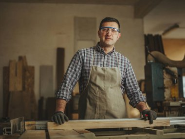 Marangoz ahşap işçiliği aletleriyle çalışıyor.
