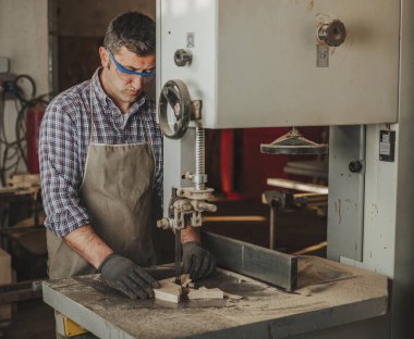 Marangoz ahşap işçiliği aletleriyle çalışıyor.